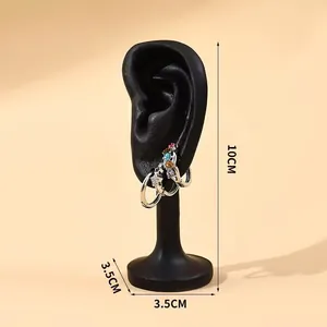 Détail d'un présentoir d'oreilles en résine noire montrant les dimensions 10cm x 3,5cm