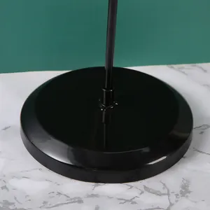Nahaufnahme des glänzend schwarzen Standfußes und der stabilen Metall-Stützstange
