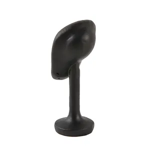 Vue détaillée d'un support en résine noire en forme d'oreille pour exposer des boucles