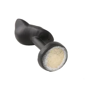 Gros plan du présentoir de boucles d'oreilles bionique noir avec base en métal ronde