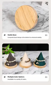 Vista de soportes para joyas cónicos de madera y terciopelo para anillos y brazaletes