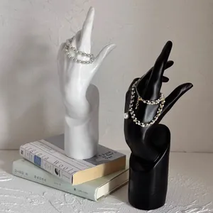 Hars handvormige sieradenhouder set in zwart en wit voor ringen en armbanden