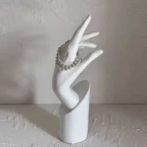 Elegante dubbellaagse parelarmband getoond op een wit handmodel voor de etalage