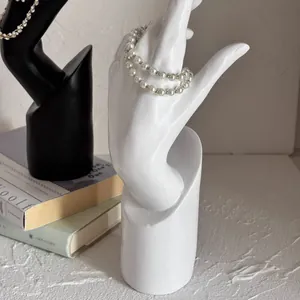 Elegante hars handmodel displaystandaard voor ringen en armbanden in zwart en wit