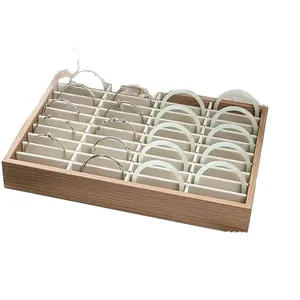 Walnotenhouten display met 40 vakken en grijs fluweel voor armbanden en sieraden