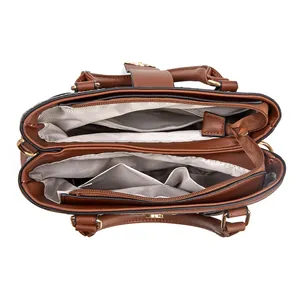 Vue de dessus du grand sac cabas marron avec doublure à chevrons et poches multiples