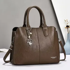 Große dunkelbraune Handtasche aus Kieselleder mit Ballerina-Anhänger und Umhängeriemen