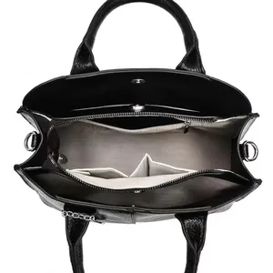 Detailansicht der schwarzen Ledertasche mit Mehrfachtaschen-Innenraum und grauem Futter
