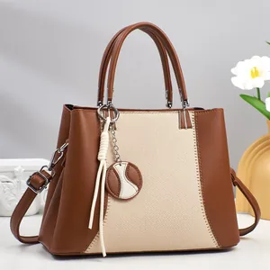 Bolso tote de cuero marrón y lona beige con diseño de costura en V y asas superiores