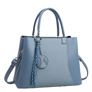 Bolso azul elegante de cuero liso y textura trenzada con detalles metálicos en color plata