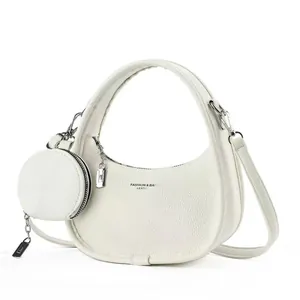 Détail du sac hobo blanc montrant le cuir grainé et l'accessoire porte-monnaie amovible