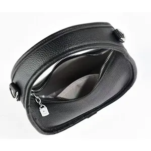 Détail de l'intérieur du sac demi-lune avec doublure à chevrons et poche interne