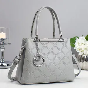 Borsa a mano da donna in pelle grigia goffrata con catena d'argento e tracolla staccabile
