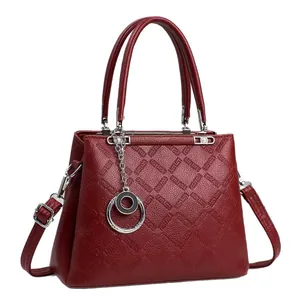 Elegante borsa bordeaux trapuntata con motivo a rilievo e dettagli argentati su bianco