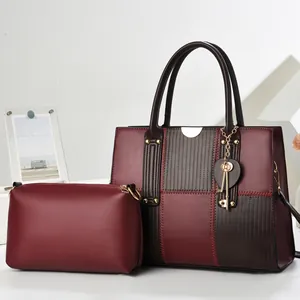 Ensemble de sacs cabas en cuir PU bordeaux et marron avec surpiqûres rouges et bijou