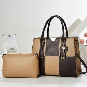 Ensemble sac cabas bicolore élégant avec pochette assortie et pendentif doré clé