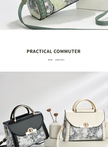 Detalle de bolso bohemio con asa metálica y cierre de cerradura giratoria único