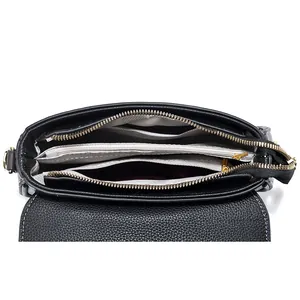 Vue détaillée de l'intérieur du sac noir montrant trois compartiments et doublure grise