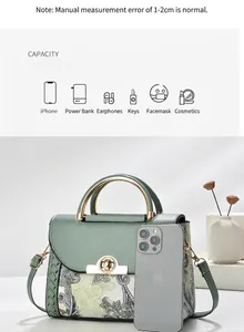 Detalle de la capacidad del bolso bandolera que muestra espacio para móvil y objetos