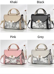 Detalle de cuatro bolsos con estampado de cachemira, asas de metal y bordes trenzados