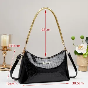 Détail du sac en cuir verni noir à motif crocodile avec dimensions 30,5x17,5x10 cm