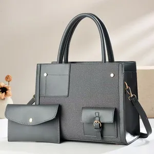 Bolso tote gris con costuras en contraste, sobre a juego y detalles en tono dorado