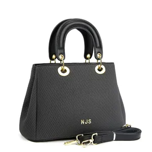 Sac fourre-tout noir minimaliste avec texture tissée et détails NJS dorés chic