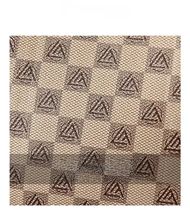 Dettaglio del tessuto a scacchi premium con motivi a logo geometrico sulla borsa a mano