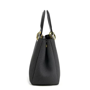 Sac fourre-tout minimaliste gris foncé en cuir Saffiano avec détails dorés, vue latérale