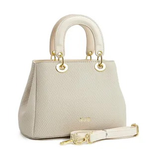 Détail du sac cabas beige texturé avec finitions dorées et logo NJS élégant