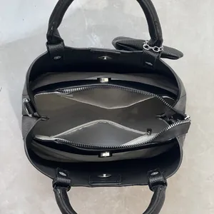 Vista dei compartimenti interni con fodera a spina di pesce nella borsa nera