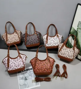 Detalle de bolsos tote con flores en seis colores y dimensiones de 26x18x9cm