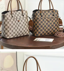 Dettaglio delle borse tote vintage con monogramma e ampie tracolle in tessuto SIMON