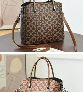 Dettagli della borsa tote monogramma marrone con manici robusti e tracolla regolabile