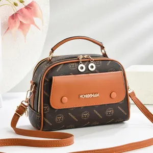 Elegante braune und orangefarbene Umhängetasche aus Leder mit Logo-Muster und Gold-Dekor