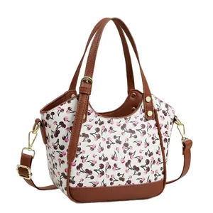 Bolso floral con estampado de cerezas adornos de cuero marrón y herrajes oro