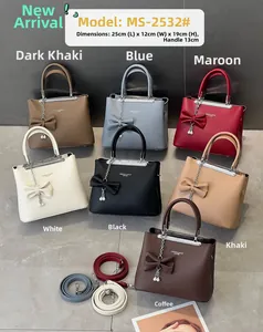 Borsa in pelle sintetica a grana con dettagli dimensionali in sette colori diversi