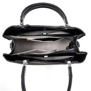 Vue de dessus de l'intérieur d'un sac à main noir avec compartiments gris à chevrons