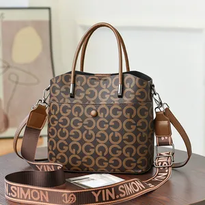 Borsa a secchiello marrone con monogramma, manici e tracolla larga in tessuto regolabile