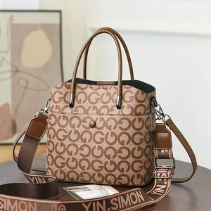 Borsa a secchiello vintage marrone con monogramma, manici in pelle e tracolla larga