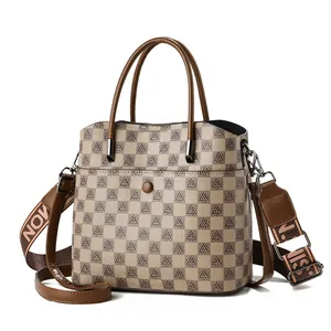 Borsa a secchiello marrone vintage con stampa logo e ampia tracolla per donna