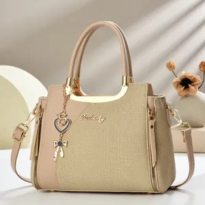 Elegante Handtasche in Beige und Khaki mit goldenen Beschlägen und stilvoller Quaste