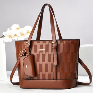Set borsa tote marrone goffrata con astuccio rimovibile e dettagli metallici dorati