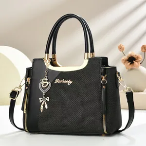 Elegante schwarze gewebte Lederhandtasche mit goldener Hardware und abnehmbarem Gurt