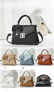Detail showing dimensions of 22x9x16cm and various color options for the crossbody bag