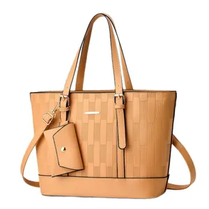 Borsa tote marrone in pelle sintetica con motivo verticale e piccolo ciondolo sacchetto