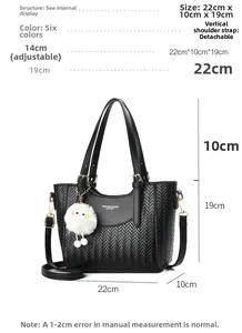 Sac à main tissé noir de 22x10x19cm avec un pendentif pompon en peluche blanche doux