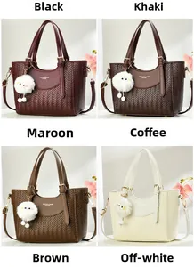 Détails de sacs cabas à texture tressée en six coloris avec pompons décoratifs