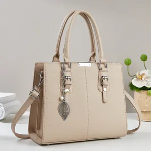 Grand sac à main beige macaron en cuir avec pendentif perle et bandoulière