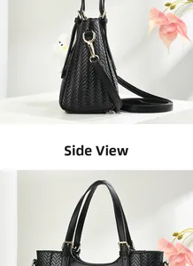 Vue latérale d'un sac à main noir tressé avec détails dorés et pompon blanc décoratif